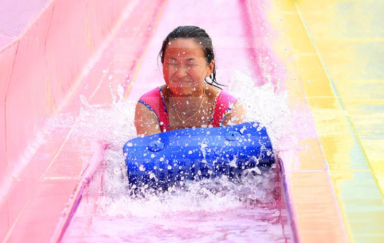 truot-cau-vong--cong-vien-nuoc-VGTwaterparks