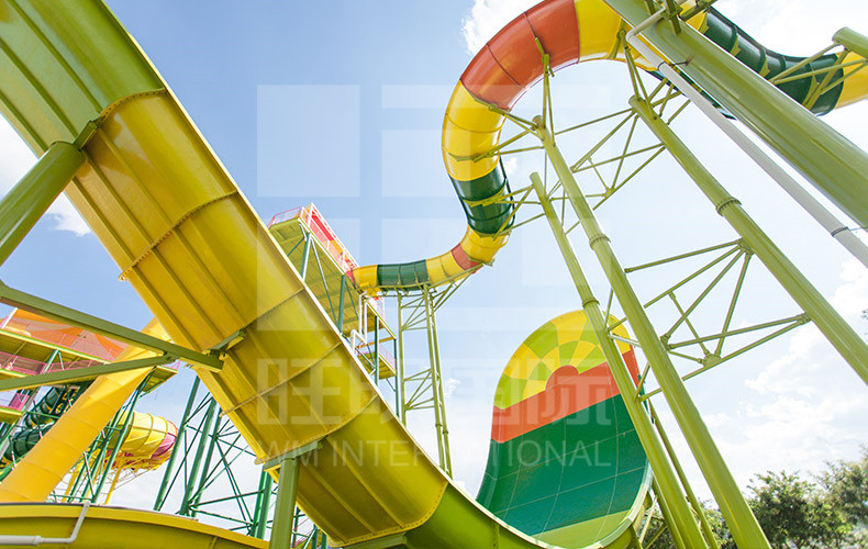 truot-ran-duoi-chuong-1-cong-vien-nuoc-VGTwaterparks