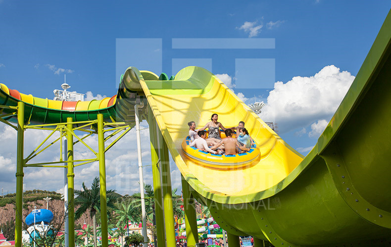 truot-ran-duoi-chuong-2-cong-vien-nuoc-VGTwaterparks