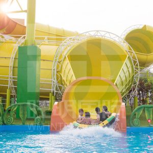 truot-tran-cong-1-vien-nuoc-VGTwaterparks (1)