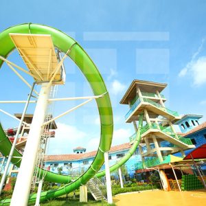 truot-vong-lap-khong-lo-tren-khong-1-cong-vien-nuoc-VGTwaterparks