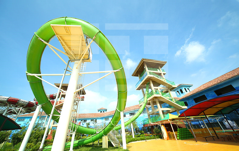 truot-vong-lap-khong-lo-tren-khong-1-cong-vien-nuoc-VGTwaterparks