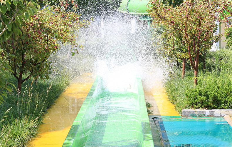 truot-vong-lap-khong-lo-tren-khong-2-cong-vien-nuoc-VGTwaterparks